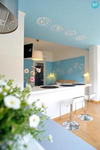 - une cuisine avec un comptoir et des tabourets dans une pièce dans l'établissement Stop & Sleep Udine Fronte Ospedale Civile, à Udine
