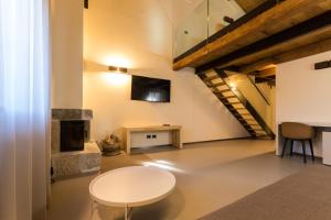 Uma televisão e/ou sistema de entretenimento em Borgotufi Albergo Diffuso