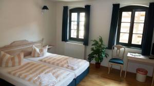 Postel nebo postele na pokoji v ubytování MB Hotel Weißer Hirsch