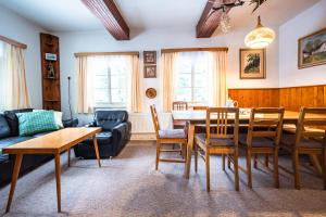 ein Wohnzimmer mit Tisch und Stühlen in der Unterkunft Hájenka Harrachov in Harrachov