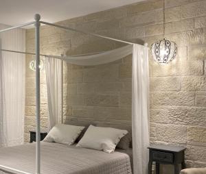 Postel nebo postele na pokoji v ubytování Eco Life Stone Villa