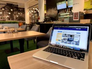 laptopa siedzącego na stole w restauracji w obiekcie AP 1 - Apartments 4U Březinova "Overnight Simply" w mieście Hradec Králové