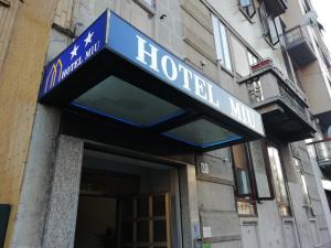 una señal en la parte delantera de un edificio hospitalario en Miu Hotel, en Milán