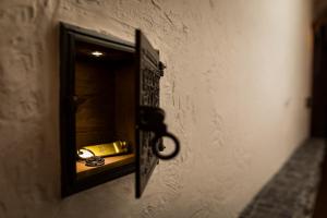 Una ventana en una pared con un coche de juguete. en Locanda Boutique Hotel, en Stollberg