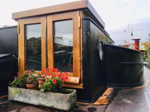 Photo de la galerie de l'établissement Houseboat Tante Piet, à Amsterdam