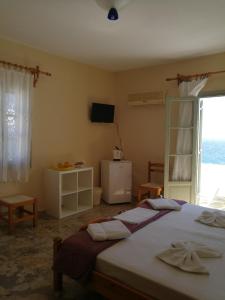 A bed or beds in a room at Vrohaki Studios & Rooms