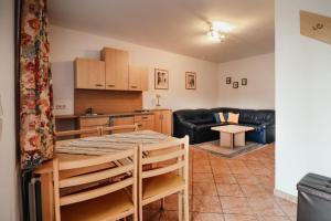 eine Küche und ein Wohnzimmer mit einem Tisch in der Unterkunft Gästehaus Finklacke in Apetlon