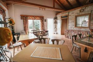restauracja ze stołami i krzesłami w pokoju w obiekcie Gästehaus Finklacke w mieście Apetlon