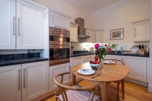 Ett kök eller pentry på Polly's - Aldeburgh Coastal Cottages