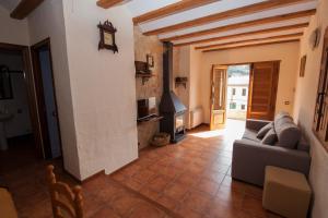 - un salon avec un canapé et une cheminée dans l'établissement Cases dels Gasulla, à Chiva de Morella