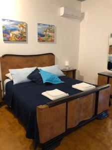 Villa Carolea tesisinde bir odada yatak veya yataklar