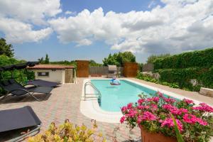 a swimming pool with a pool noodle in a yard at HelloApulia - Villa Flora in Noci