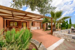 patio domu z drewnianą pergolą w obiekcie HelloApulia - Villa Flora w mieście Noci