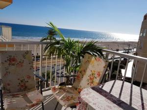 balcone con tavolo, sedie e spiaggia di APARTAMENTO 1 LINEA SAN JUAN DE ALICANTE a El Campello