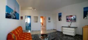 - un salon avec un canapé et une table dans l'établissement Appartamento Vela Azzurra, à Peschici