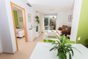 A seating area at Apartamentos El Palmeral de Madaria