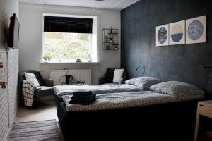 Tempat tidur dalam kamar di Nordkap Bed & Bath