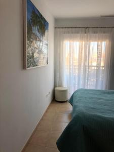 A bed or beds in a room at Urbanización Mar de Canet, 2 dormitorios con piscina comunitaria, garaje y wifi
