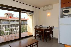 A kitchen or kitchenette at JARDINS DEL MAR 21