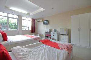 Un pat sau paturi într-o cameră la OYO 102 Diamond Residence Silom