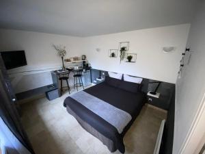 a bedroom with a bed and a desk in it at Le Beauvaisis in Esches