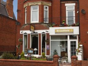 un edificio de ladrillo con una tienda delante de él en The Broadfield, en Bridlington