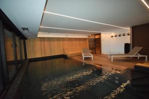 um quarto com piscina de água no chão em Le Bouquet d'Arbres em Villers-la-Ville
