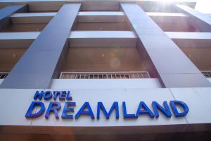 プネにあるHotel Dreamlandのホテルの夢の国の看板が書かれた建物