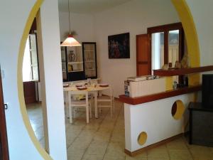 a kitchen and dining room with a table and a mirror at La Baronessa in Tiggiano