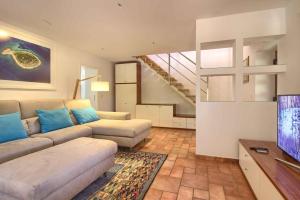 Μια τηλεόραση ή/και κέντρο ψυχαγωγίας στο Charming villa Donatella with private pool in Pula
