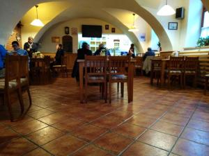 - un restaurant avec des tables et des chaises dans l'établissement Hotel Praded Jesenik, à Jeseník