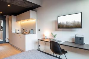 an office with a desk and a chair at ipartment Hamburg HafenCity in Hamburg