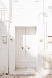 a white door in a white walled room at Casa San Vito in Monopoli
