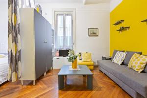 - un salon avec un canapé et une table dans l'établissement Loreto Courtyard Apartment, à Milan