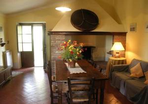 Villa Vallocchie في سارتيانو: غرفة معيشة مع طاولة عليها زهور