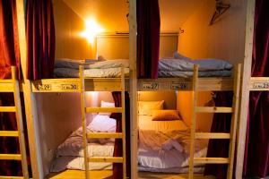 Rúm í herbergi á R Hostel Namba south