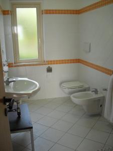Marasusa Tropea في بارغيليا: حمام مع حوض ومرحاض ونافذة