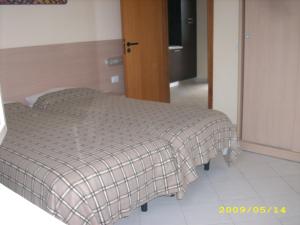 Marasusa Tropea في بارغيليا: سرير وبطانية منقوشة في غرفة النوم +37 صورة