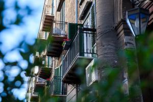 een appartementencomplex met balkons en een straatlicht bij Casa MaMo 36 in Palermo