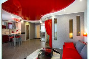 ein Wohnzimmer mit einem Sofa und einer roten Decke in der Unterkunft Люкс студия 1 комнатная,в центральном районе города in Mykolajiw
