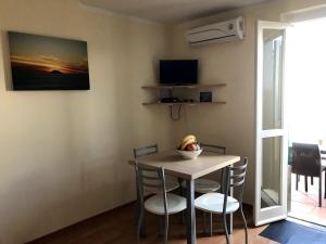 Marasusa Tropea في بارغيليا: طاولة عليها كراسي و صحن فاكهة