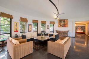 Fotografie z fotogalerie ubytování StayVista's Villa Kornet - Mountain-view luxury with a swimming pool and a spacious lawn adorned with a gazebo v destinaci Panvel