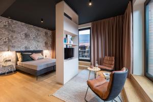 a bedroom with a bed and a tv in a room at ipartment Hamburg HafenCity in Hamburg