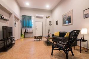 Televízia a/alebo spoločenská miestnosť v ubytovaní Loft renovated flat 5' from the old town Corfu + 12 fotografií