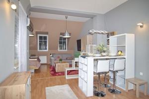 a room with a kitchen and a living room at Soda apartman in Győr