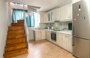 Kuchyňa alebo kuchynka v ubytovaní Loft renovated flat 5' from the old town Corfu