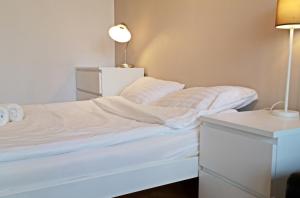 - une petite chambre avec un lit et une table de chevet dans l'établissement City Center PITSTOP, à Varsovie