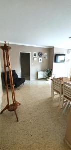 sala de estar con sofá, mesa y sillas en Habitania Bahia - Cochera opcional en Bahía Blanca