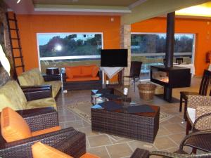a living room with orange walls and a fireplace at Montinho De Ouro in Luz