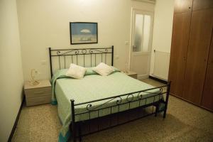 - une chambre avec un lit et une couette verte dans l'établissement Acquadolce apartment, à Levanto